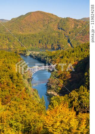 紅葉の萌える山々と只見川橋梁を渡る機関車 紅葉の萌える山々と只見川橋梁を渡る機関車 119824288