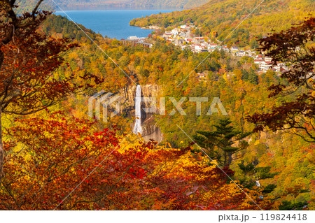 奥日光登山道から紅葉の奥日光中禅寺湖と華厳の滝 119824418