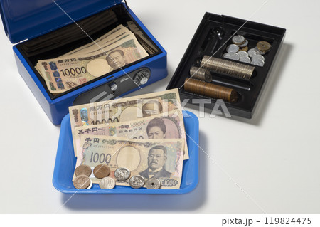 手提げ金庫と現金で立て替え精算のイメージ 手提げ金庫と現金で立て替え精算のイメージ 119824475