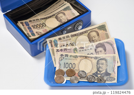 手提げ金庫と現金で立て替え精算のイメージ 119824476