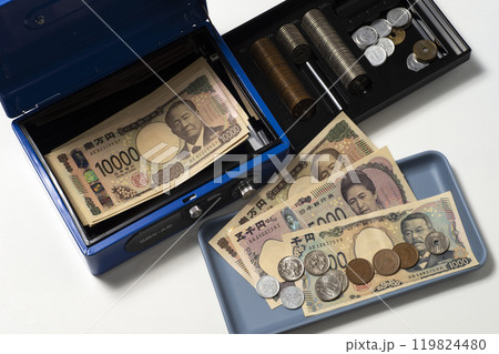 手提げ金庫と現金で立て替え精算のイメージ 119824480
