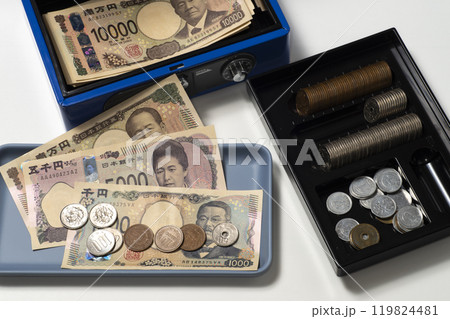 手提げ金庫と現金で立て替え精算のイメージ 119824481