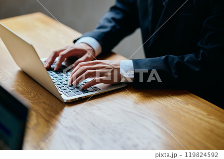 パソコンを操作する20代の若い男性 パソコンを操作する20代の若い男性 119824592