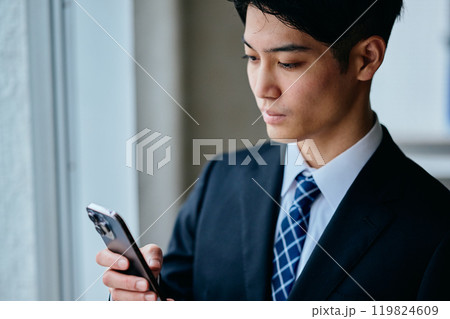 スマホを操作する20代の若い男性 119824609