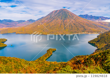 奥日光 半月山展望台から紅葉の八丁出島と中禅寺湖に映る男体山 119824818