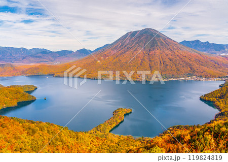 奥日光 半月山展望台から紅葉の八丁出島と中禅寺湖に映る男体山 奥日光 半月山展望台から紅葉の八丁出島と中禅寺湖に映る男体山 119824819