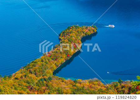 奥日光 半月山展望台から紅葉の八丁出島と中禅寺湖に映る男体山 119824820