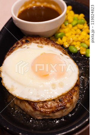 おいしい鉄皿目玉焼ハンバーグ 119824823