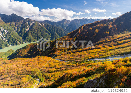 《富山県》紅葉の立山黒部アルペンルート・大観峰雲上テラス 《富山県》紅葉の立山黒部アルペンルート・大観峰雲上テラス 119824922