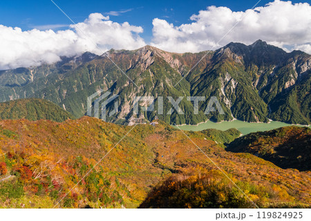 《富山県》紅葉の立山黒部アルペンルート・大観峰雲上テラス 《富山県》紅葉の立山黒部アルペンルート・大観峰雲上テラス 119824925