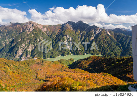 《富山県》紅葉の立山黒部アルペンルート・大観峰雲上テラス 《富山県》紅葉の立山黒部アルペンルート・大観峰雲上テラス 119824926