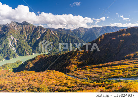 《富山県》紅葉の立山黒部アルペンルート・大観峰雲上テラス 《富山県》紅葉の立山黒部アルペンルート・大観峰雲上テラス 119824937