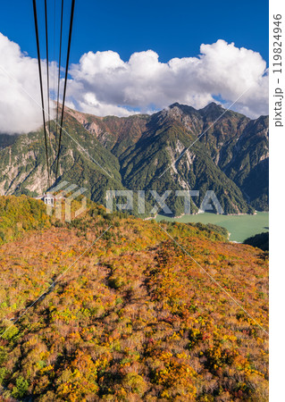 《富山県》紅葉の立山黒部アルペンルート・大観峰雲上テラス 《富山県》紅葉の立山黒部アルペンルート・大観峰雲上テラス 119824946