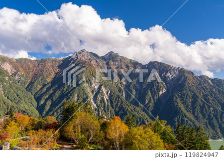 《富山県》紅葉の立山黒部アルペンルート・大観峰雲上テラス 《富山県》紅葉の立山黒部アルペンルート・大観峰雲上テラス 119824947