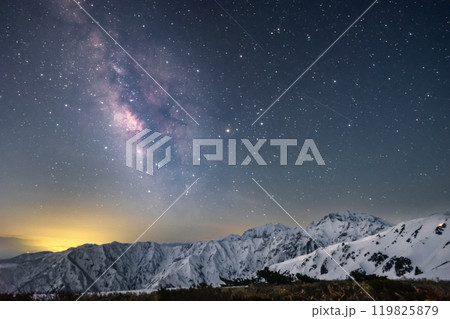 冬の唐松岳登山中の星空 冬の唐松岳登山中の星空 119825879