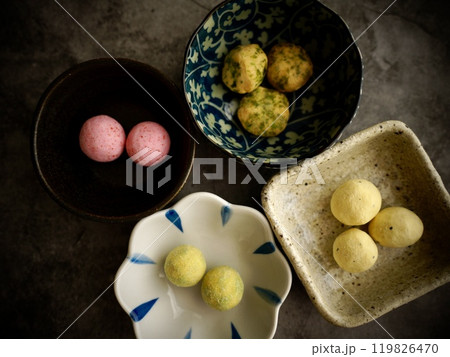 四種の豆菓子と小皿 119826470