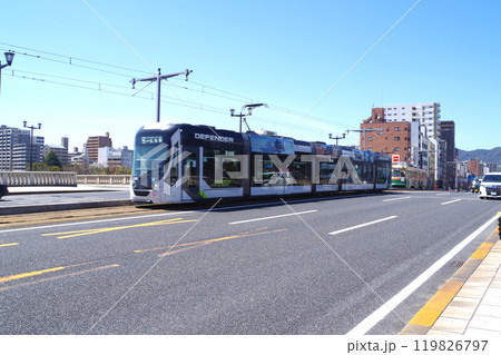 相生橋を渡る路面電車 相生橋を渡る路面電車 119826797