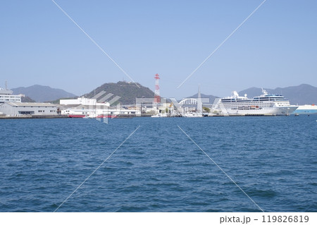 元宇品から眺めた広島港の景色 119826819