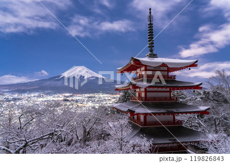 《山梨県》富士山と積雪の新倉山浅間公園・日本の雪景色 《山梨県》富士山と積雪の新倉山浅間公園・日本の雪景色 119826843