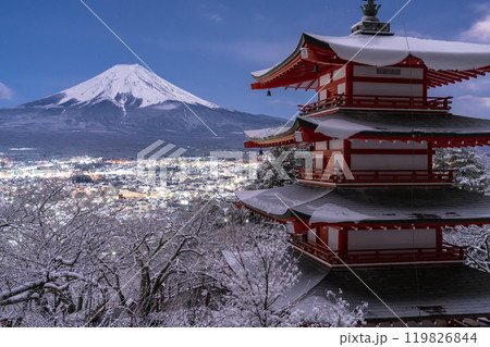 《山梨県》富士山と積雪の新倉山浅間公園・日本の雪景色 《山梨県》富士山と積雪の新倉山浅間公園・日本の雪景色 119826844