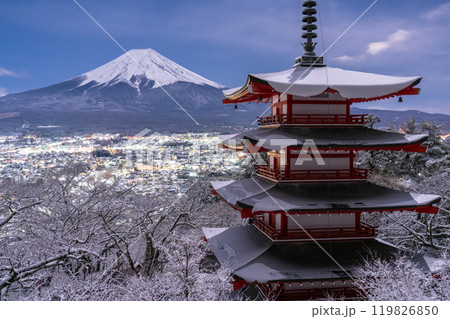 《山梨県》富士山と積雪の新倉山浅間公園・日本の雪景色 119826850