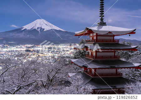 《山梨県》富士山と積雪の新倉山浅間公園・日本の雪景色 119826852
