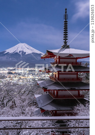 《山梨県》富士山と積雪の新倉山浅間公園・日本の雪景色 119826853
