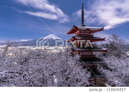 《山梨県》富士山と積雪の新倉山浅間公園・日本の雪景色 119826857