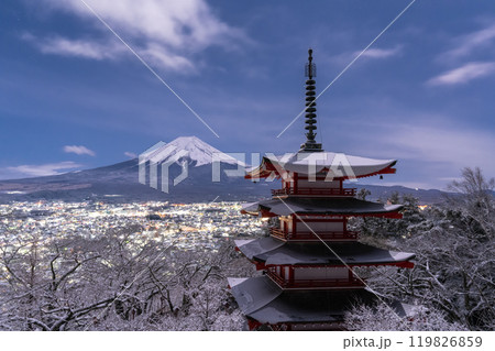 《山梨県》富士山と積雪の新倉山浅間公園・日本の雪景色 《山梨県》富士山と積雪の新倉山浅間公園・日本の雪景色 119826859