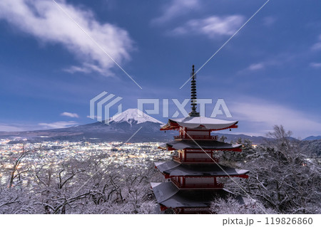 《山梨県》富士山と積雪の新倉山浅間公園・日本の雪景色 《山梨県》富士山と積雪の新倉山浅間公園・日本の雪景色 119826860