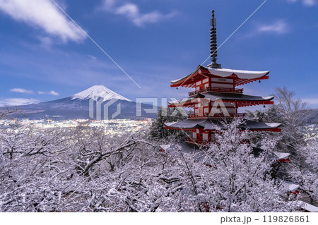 《山梨県》富士山と積雪の新倉山浅間公園・日本の雪景色 《山梨県》富士山と積雪の新倉山浅間公園・日本の雪景色 119826861