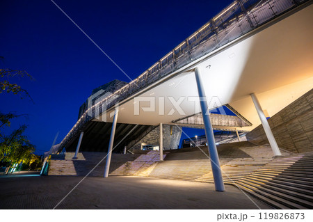ところざわサクラタウン 角川武蔵野ミュージアムの夜景 ところざわサクラタウン 角川武蔵野ミュージアムの夜景 119826873