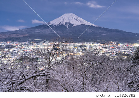 《山梨県》富士山と積雪の新倉山浅間公園・日本の雪景色 《山梨県》富士山と積雪の新倉山浅間公園・日本の雪景色 119826892
