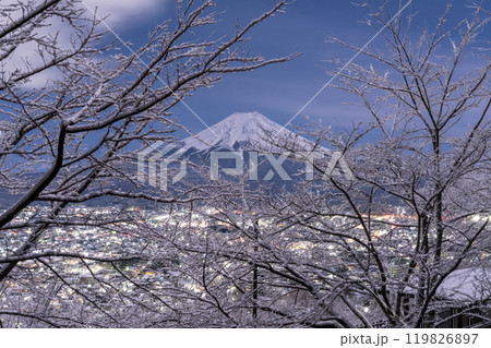《山梨県》富士山と積雪の新倉山浅間公園・日本の雪景色 119826897