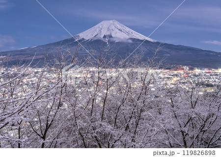 《山梨県》富士山と積雪の新倉山浅間公園・日本の雪景色 119826898