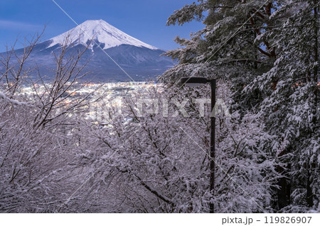 《山梨県》富士山と積雪の新倉山浅間公園・日本の雪景色 119826907