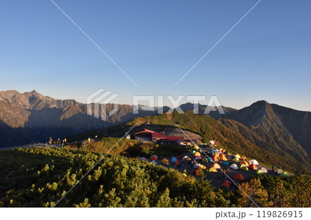 朝日に照らされた蝶ヶ岳のテント場 119826915