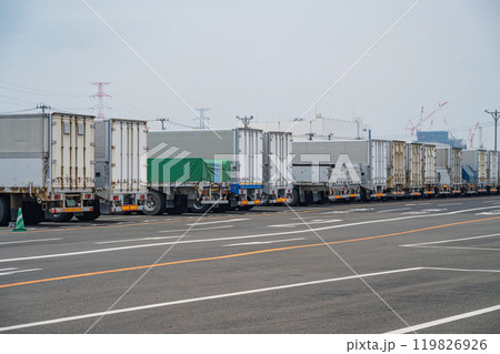 仙台港トラックターミナルの風景 119826926
