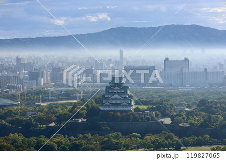 朝霧に浮かぶ大阪城、生駒山、大阪とならを隔てる、大阪城公園、大阪府庁、朝霧、いにしえの山々、大阪 119827065