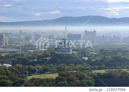 朝霧に浮かぶ大阪城、生駒山、大阪とならを隔てる、大阪城公園、大阪府庁、朝霧、いにしえの山々、大阪 119827066
