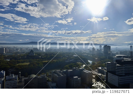 朝霧に浮かぶ大阪城、生駒山、大阪とならを隔てる、大阪城公園、大阪府庁、朝霧、いにしえの山々、大阪 119827071