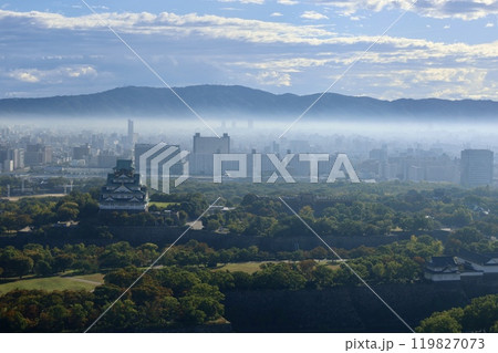 朝霧に浮かぶ大阪城、生駒山、大阪とならを隔てる、大阪城公園、大阪府庁、朝霧、いにしえの山々、大阪 朝霧に浮かぶ大阪城、生駒山、大阪とならを隔てる、大阪城公園、大阪府庁、朝霧、いにしえの山々、大阪 119827073