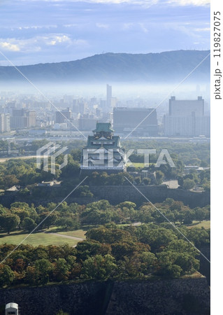 朝霧に浮かぶ大阪城、生駒山、大阪とならを隔てる、大阪城公園、大阪府庁、朝霧、いにしえの山々、大阪 朝霧に浮かぶ大阪城、生駒山、大阪とならを隔てる、大阪城公園、大阪府庁、朝霧、いにしえの山々、大阪 119827075