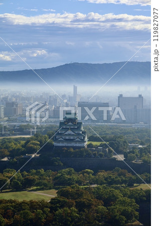 朝霧に浮かぶ大阪城、生駒山、大阪とならを隔てる、大阪城公園、大阪府庁、朝霧、いにしえの山々、大阪 朝霧に浮かぶ大阪城、生駒山、大阪とならを隔てる、大阪城公園、大阪府庁、朝霧、いにしえの山々、大阪 119827077