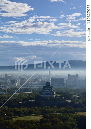 朝霧に浮かぶ大阪城、生駒山、大阪とならを隔てる、大阪城公園、大阪府庁、朝霧、いにしえの山々、大阪 119827078