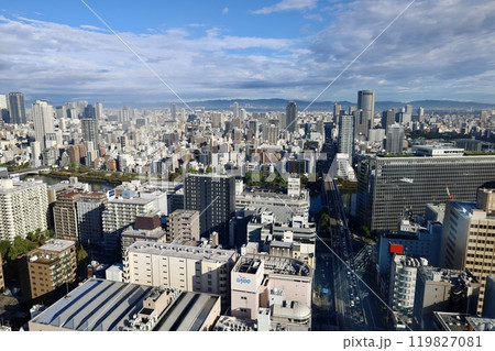 朝霧に浮かぶ大阪城、生駒山、大阪とならを隔てる、大阪城公園、大阪府庁、朝霧、いにしえの山々、大阪 119827081