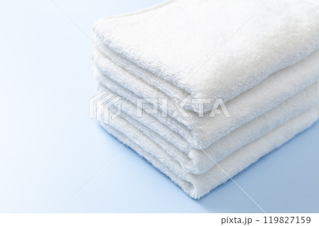 青背景に白いタオル 119827159