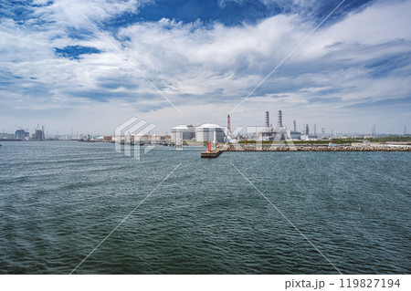 海上から望む石油コンビナートと火力発電所 海上から望む石油コンビナートと火力発電所 119827194
