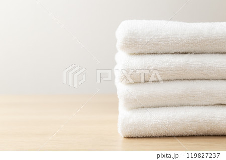 テーブルに積み重ねたタオル 119827237