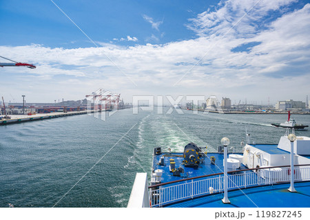 船上から望む仙台港の風景 船上から望む仙台港の風景 119827245
